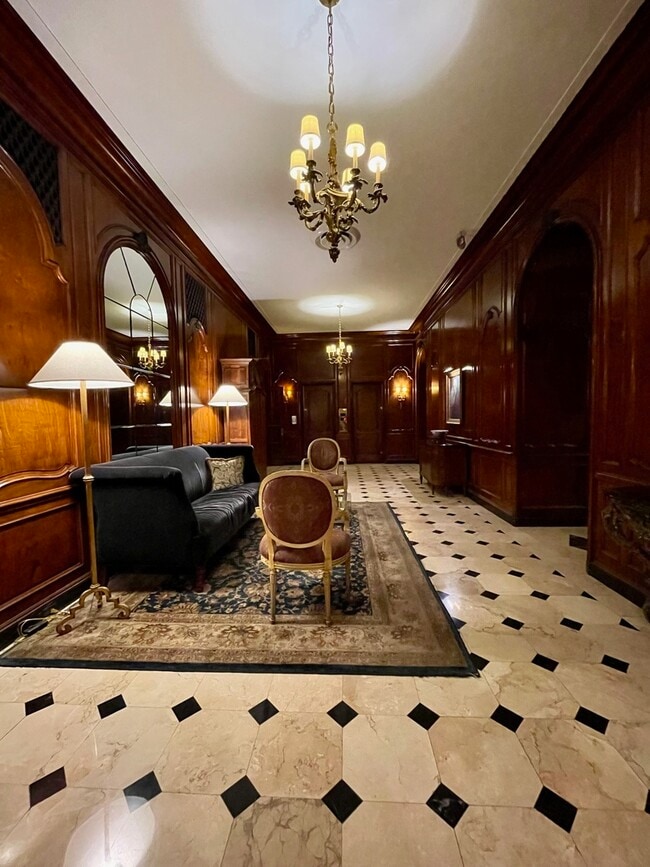 Building Photo - 2000 N Lincoln Park W