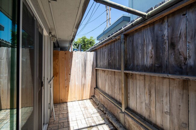 Building Photo - *OPEN HOUSE: 10/31 10AM-12PM* Studio in Ca...