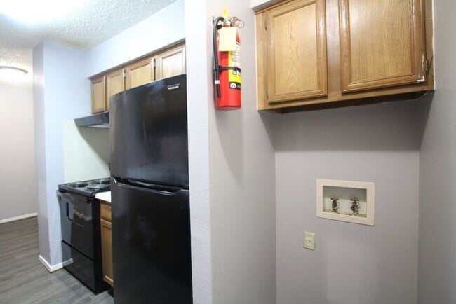 Building Photo - 1 Bed 1 Bath, Upstairs Apartment Unit at H...