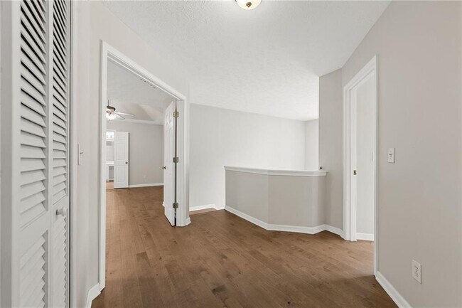 Building Photo - 370 Manor Glen Dr