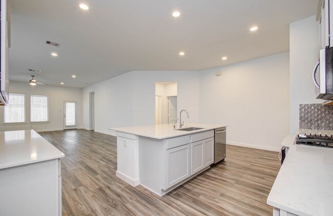 Building Photo - 10011 Angelina Wds Ln