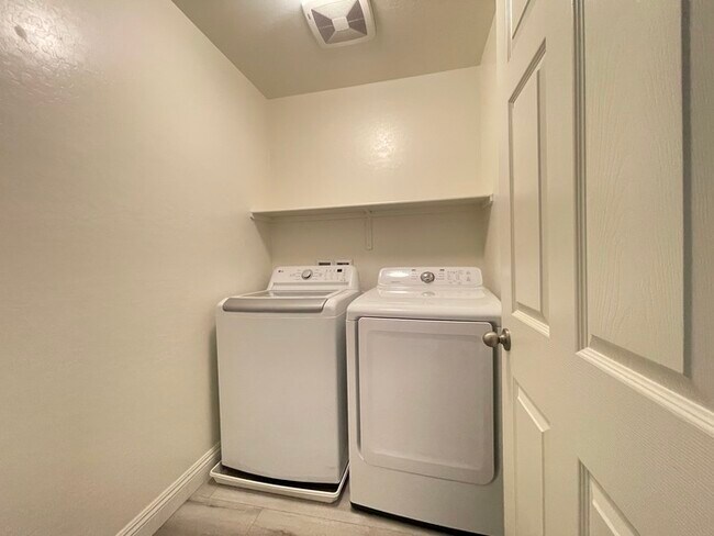 Building Photo - Carry Over Showing: This property has been...
