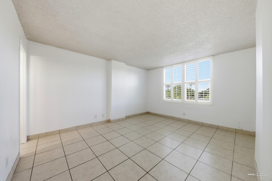 Building Photo - 121 Royal Pk Dr