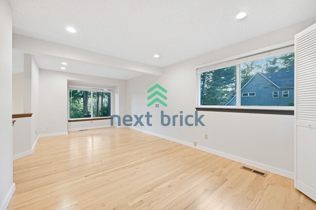 Building Photo - Lake Sammamish View Home with Spacious Decks in Prime Bellevue Location