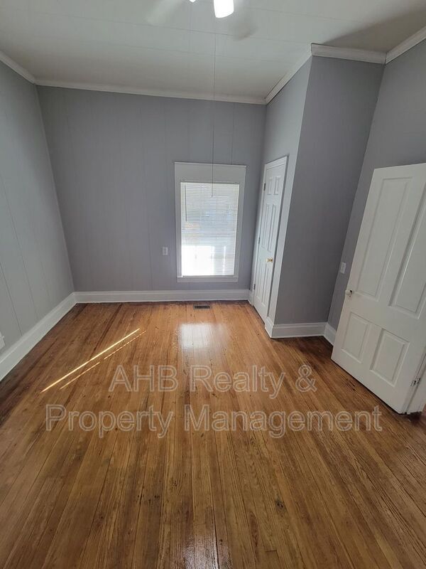 Building Photo - 1013 Attica St