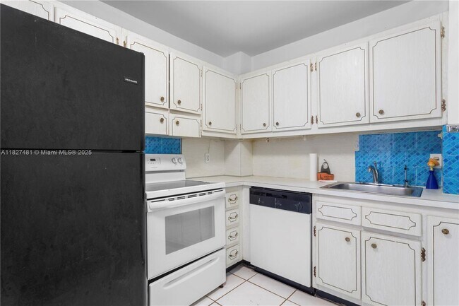 Building Photo - 9440 W Bay Harbor Dr