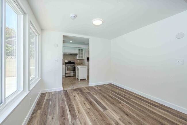 Building Photo - Spacious Elegance in the Heart of Irvine
