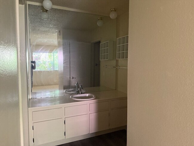 Building Photo - LOVELY, SPACIOUS UPSTAIRS CONDO!
