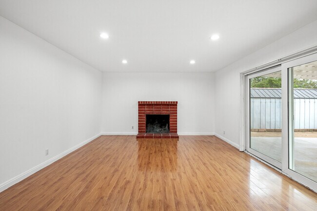 Building Photo - Beautifully Renovated 3BR/2BA Single-Story...