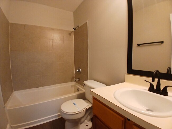 Building Photo - Amazing 3 Bedroom 2.5 Bath! Intown Living at a Price Below Market Off Street Parking