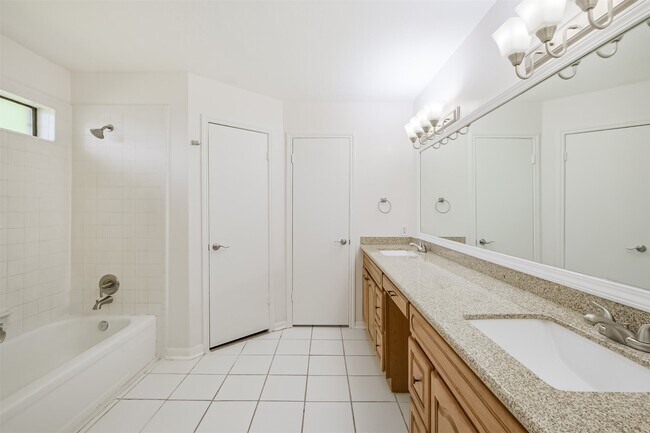 Building Photo - 2815 Arrowhead Dr