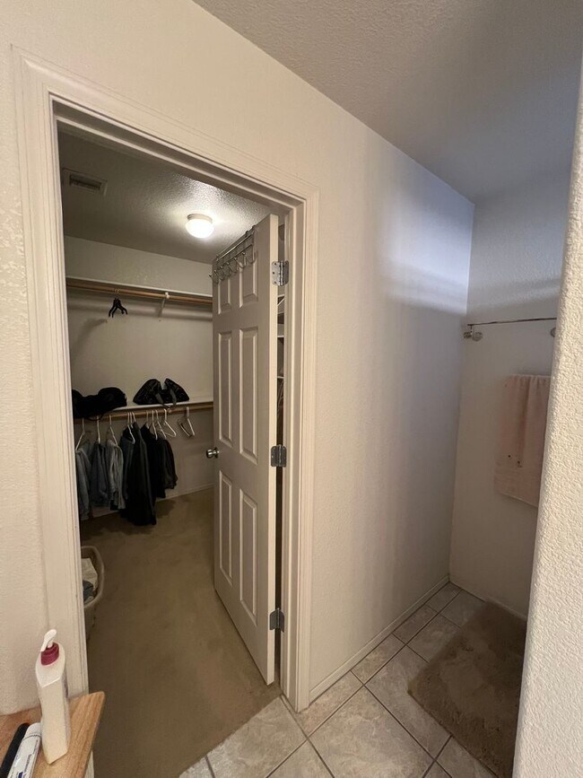 Building Photo - 3 BEDROOM IN WILDFLOWER!