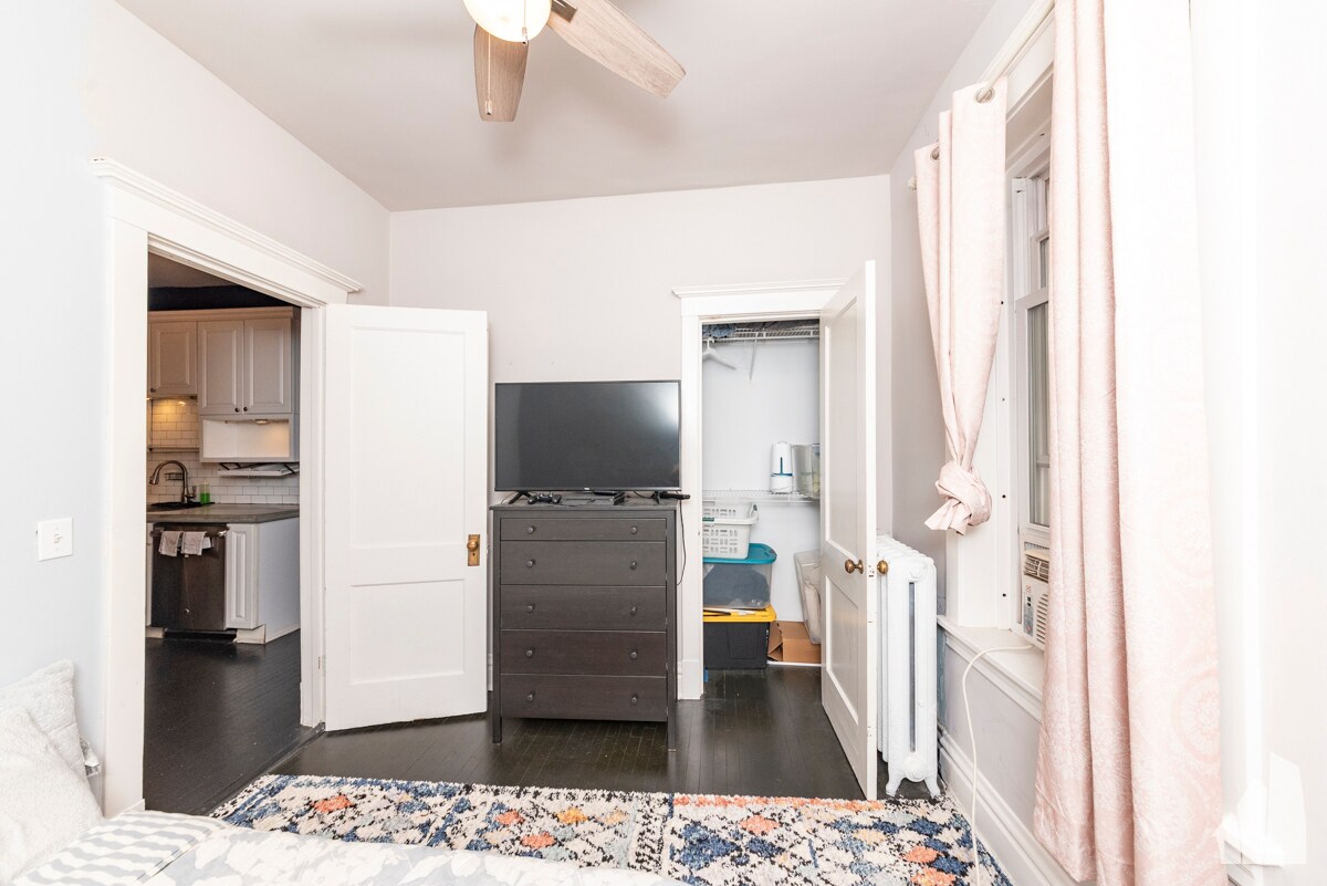 Building Photo - 842 W Waveland Ave