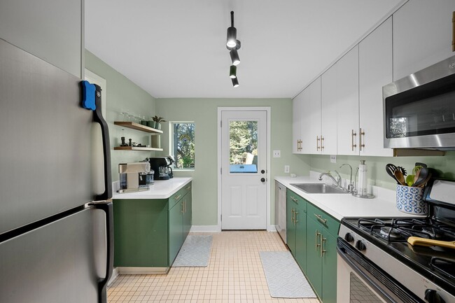 Building Photo - Furnished Rental in Shadyside