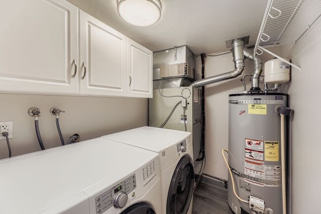 Building Photo - Amazing 4bed/2bath Home with Attached Garage in Kirkland!