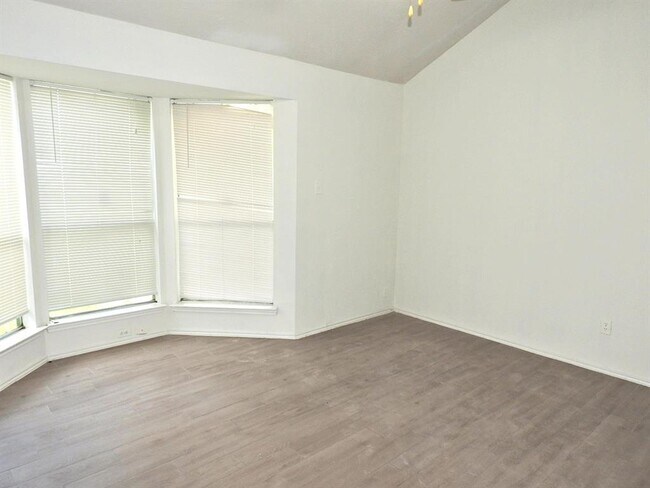 Building Photo - 2107 Creekshire Dr