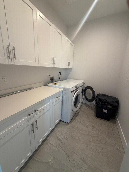 Building Photo - 6422 Coral Way