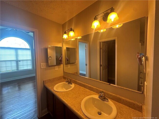 Building Photo - 450 Copper Creek Dr