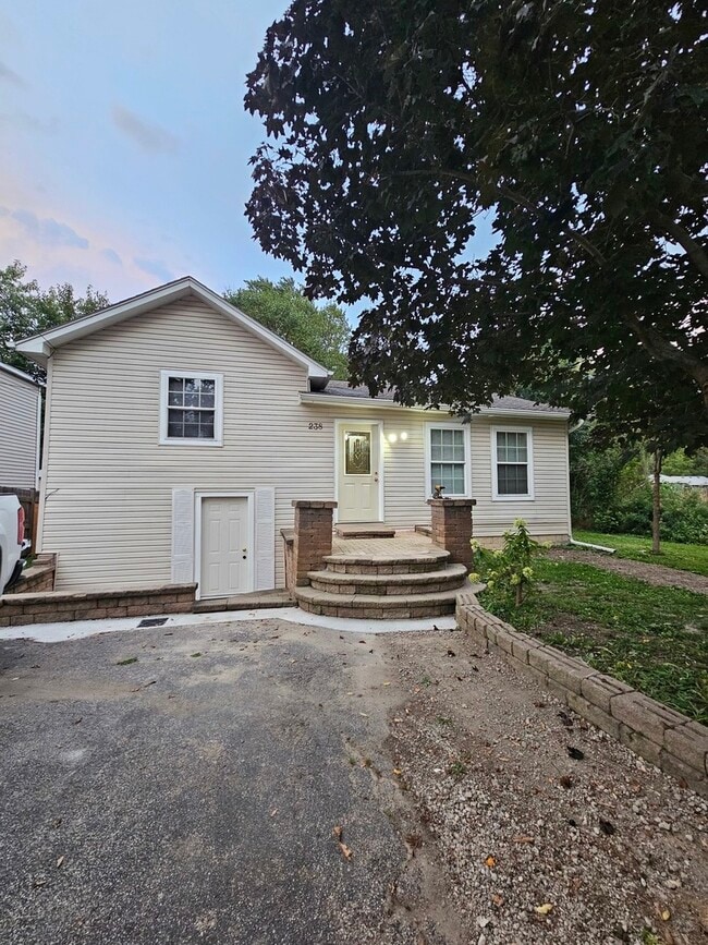 Primary Photo - 238 S Sheridan Rd