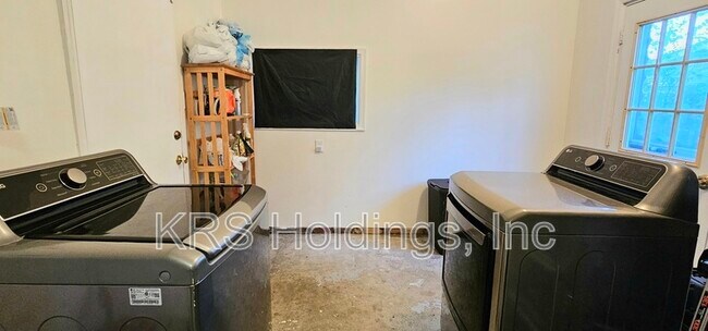 Building Photo - 4 Rhonda Cir