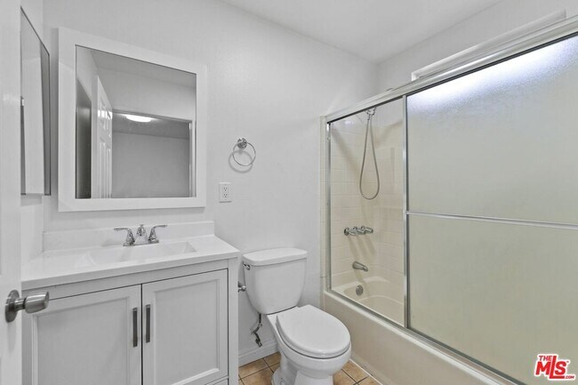 Building Photo - 1128 Irolo St