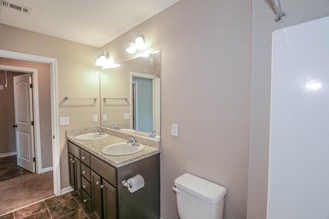 Building Photo - 479 Sebastian Dr