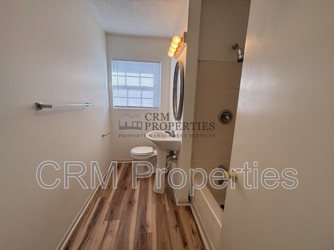 Building Photo - 1008 E Fischer St