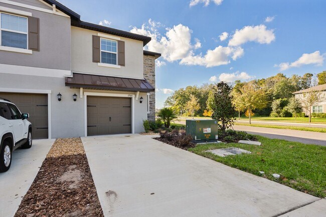 Building Photo - Brand New End Unit Townhome in Angeline Co...