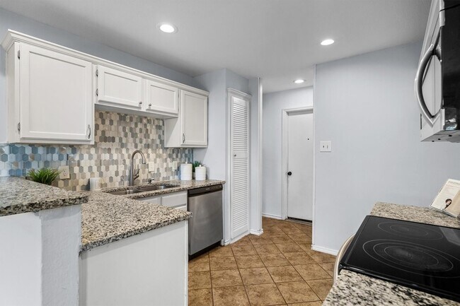 Building Photo - 1524 Briarcrest Dr