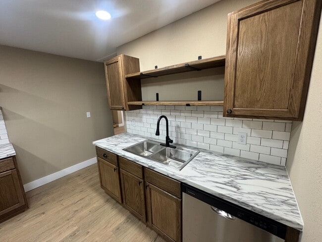 Building Photo - 218 S Oak St