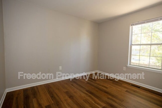 Building Photo - 5685 Roundtree Dr