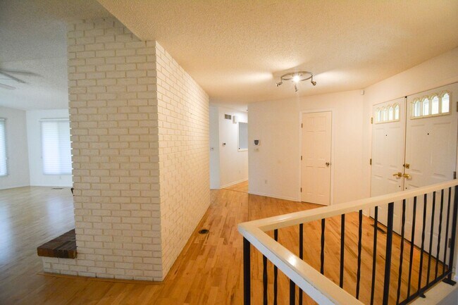Building Photo - 6 Bed, 3.5 Bath Home for Rent – Retro Char...