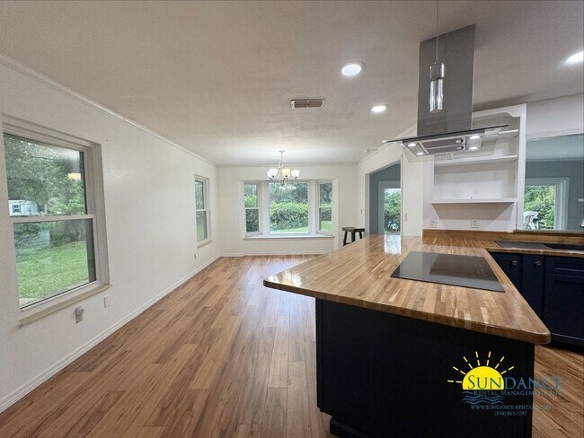 Building Photo - Stunning 3 Bedroom Home in Shalimar with In-ground Pool!