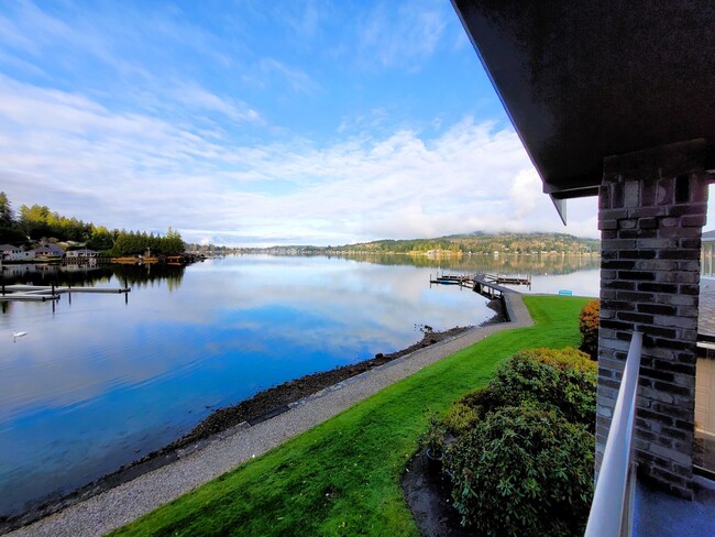 Building Photo - Lake Front Condo - 3 Bed with Lake and Sli...