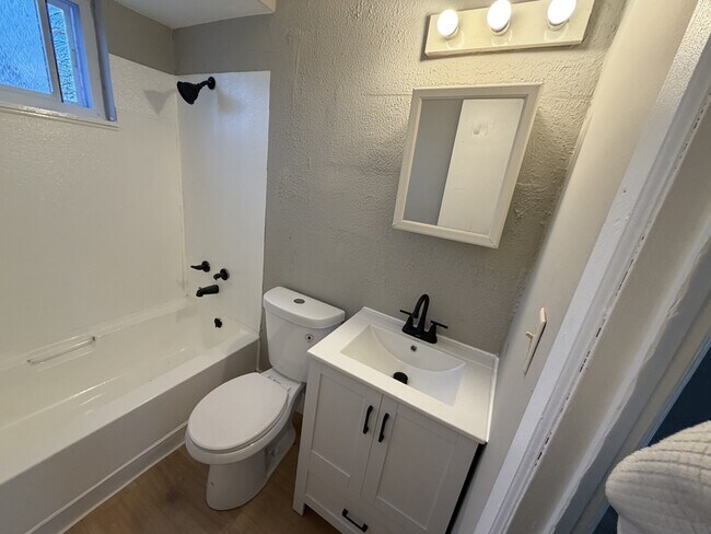 Building Photo - 4300 E 175th St