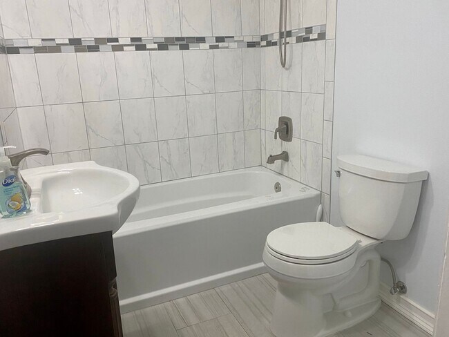 Building Photo - Euclid/Woodlawn Roommate Dream 4/3 home