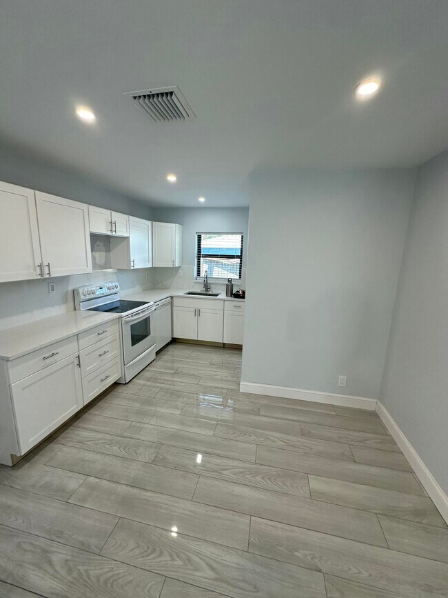 Building Photo - 122 SW 12th Ave