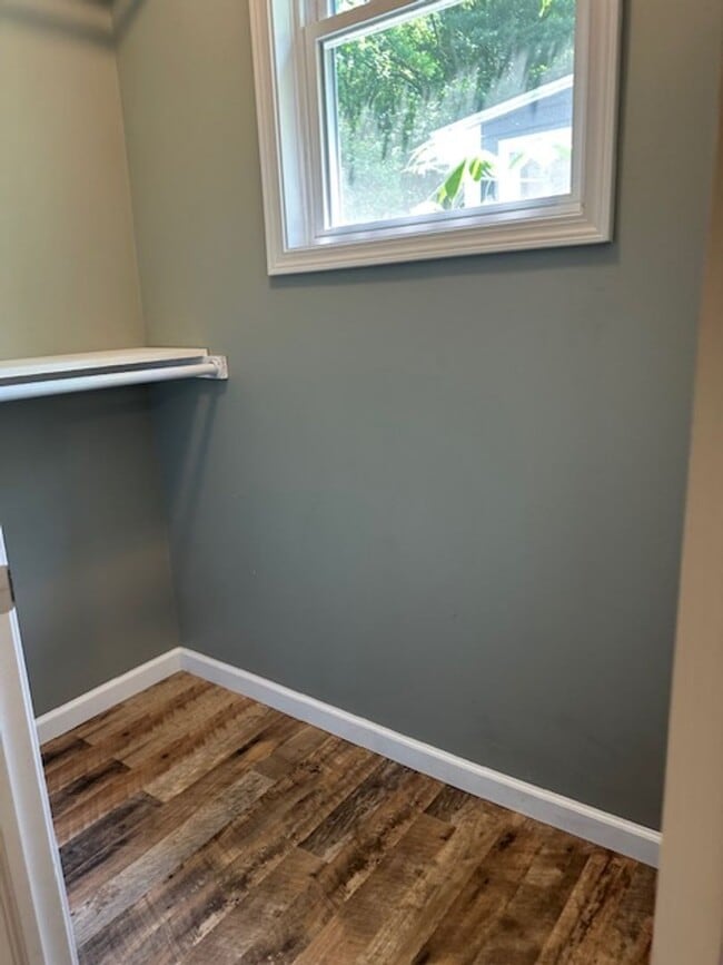 Building Photo - $250 OFF 1ST MONTH RENT! Charming 2-Bedroom Home in the Heart of Fairport Available Now