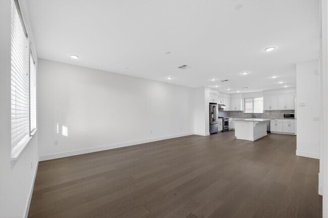 Building Photo - 392 Line St