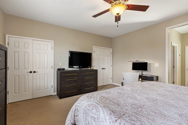 Building Photo - 948 River Breeze Dr