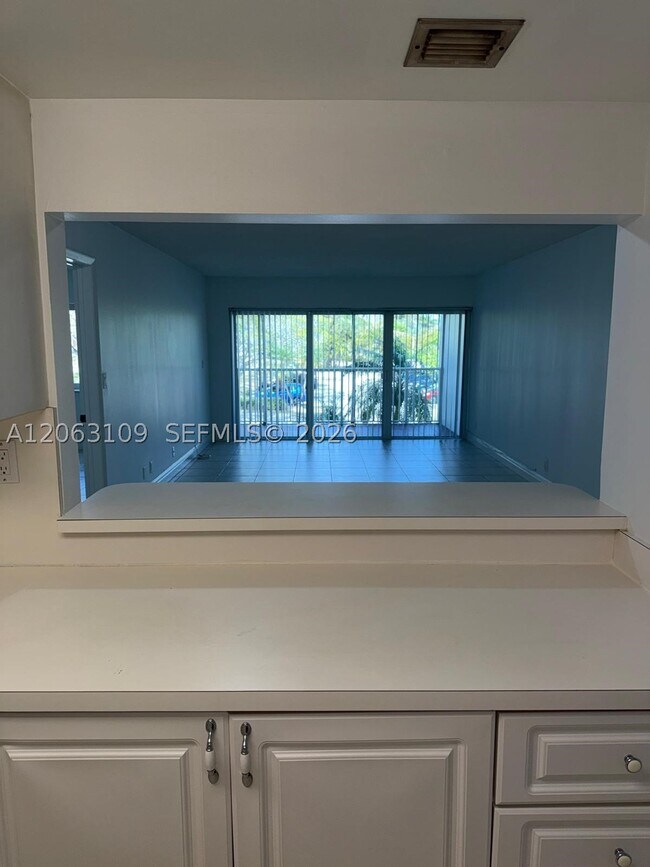 Building Photo - 100 Lakeview Dr