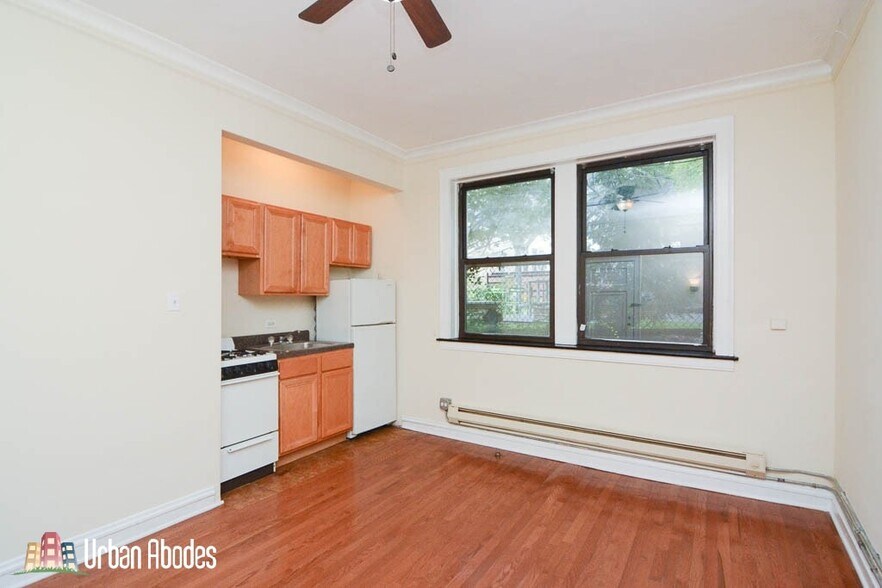 Building Photo - 4552 N Damen Ave