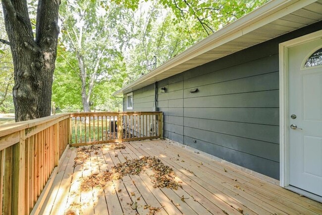 Building Photo - 835 Niagara Ln N