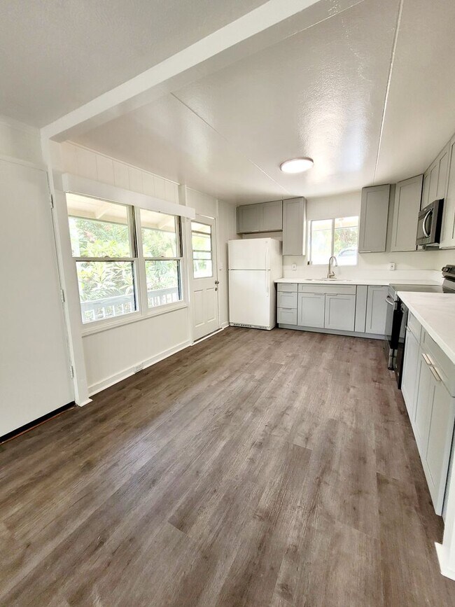 Building Photo - AVAILABLE NOW | 3 BED, 2 BATH HOME | Location: North Shore | Drive Up Parking Spaces, & Large Enc...