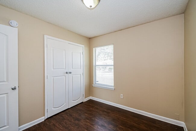 Building Photo - 1554 Brook Forest Dr