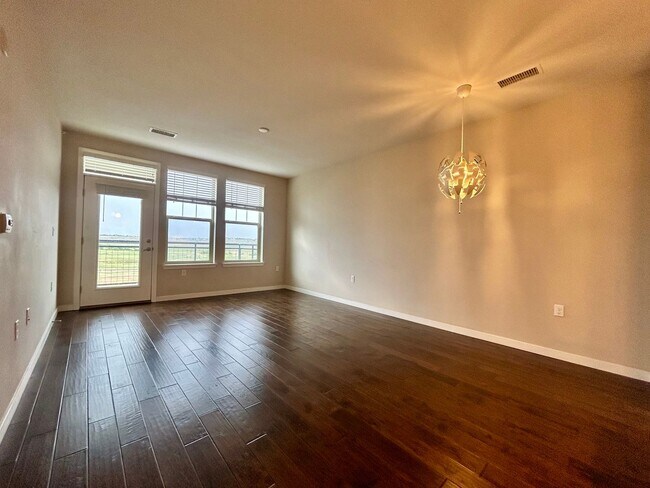 Building Photo - Top floor 2bd 2 bath condo conveniently located in Broomfield!