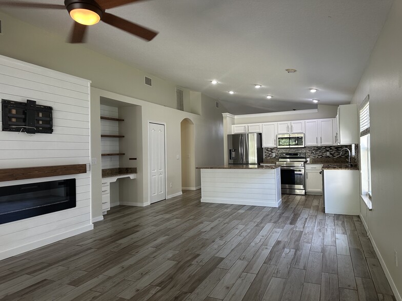 Building Photo - 3145 Dunstable Dr