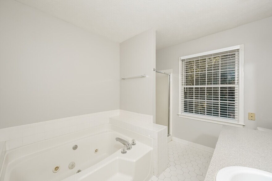 Building Photo - 175 Meadowbrook Dr