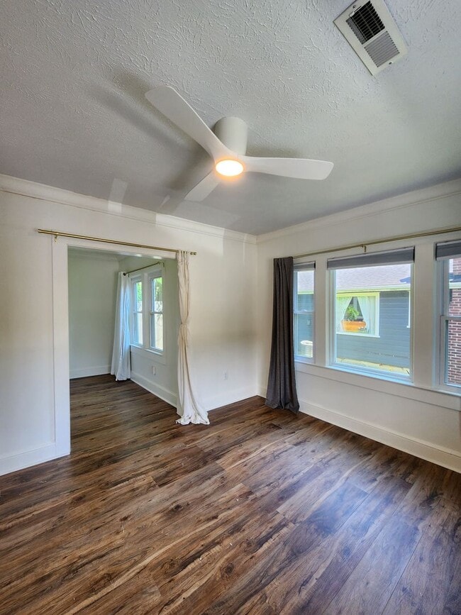 Building Photo - Fairview Bungalow