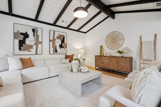 Building Photo - Updated Woodland Estates Home